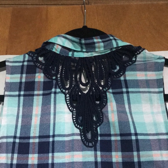 Sleeveless flannel with lace - Picture 2 of 2